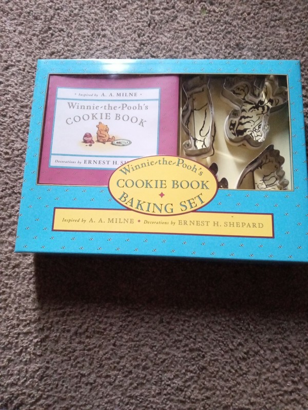 1996 Winnie the Pooh Cookie Book Baking Set of 4 Cutters and Recipe Book New