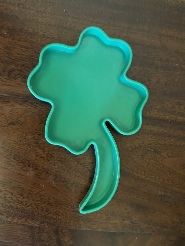 PRE-OWNED TUPPERWARE GREEN 4 LEAF CLOVER PLASTIC COOKIE CUTTER St. Patricks