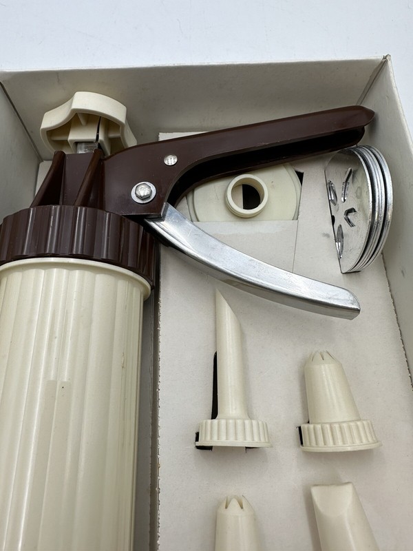 Vntg 1979 Hoan Cookie & Decorating Press Gun Complete Set In Box Excellent Cond. gallery