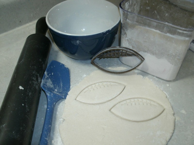 FOOTBALL AND HELMET TEAM SPORT ATHLETICS GAME DAY SET 2 COOKIE CUTTER USA PR1540 gallery
