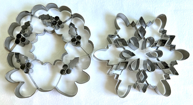 Set of 2 Williams & Sonoma Giant Christmas Cookie Cutters Wreath & Snowflake