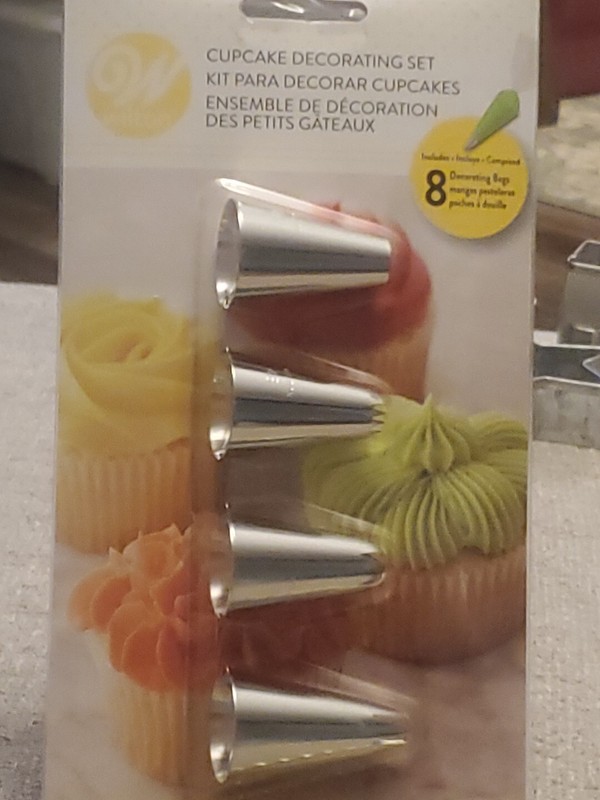 Wilton Cupcakes Cakes Decorating Set Kit with Large Tips And Bags 12 Pieces New gallery