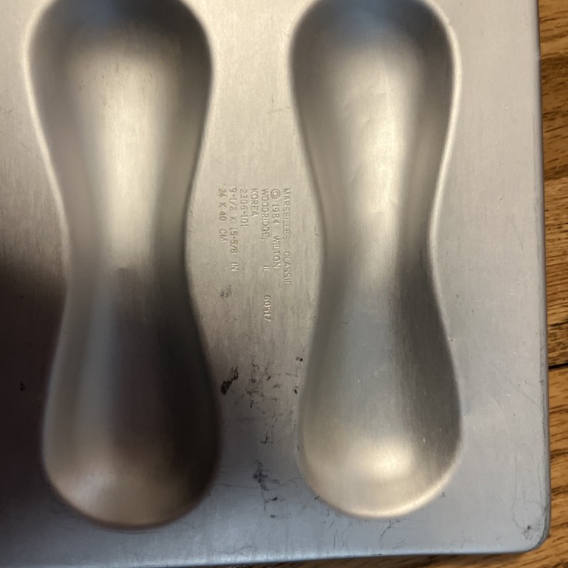 1984 Vintage Wilton Marseilles Classic Metal Aluminum Cookie Candy Mold Pan gallery