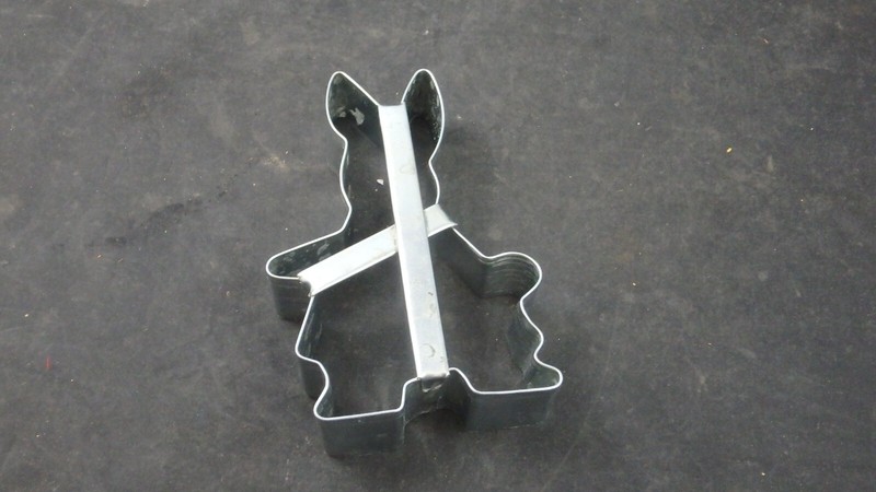 1974 Wilton Easter Bunny Rabbit Metal Cookie Cutter w/ Raised Handle 510-946 5″