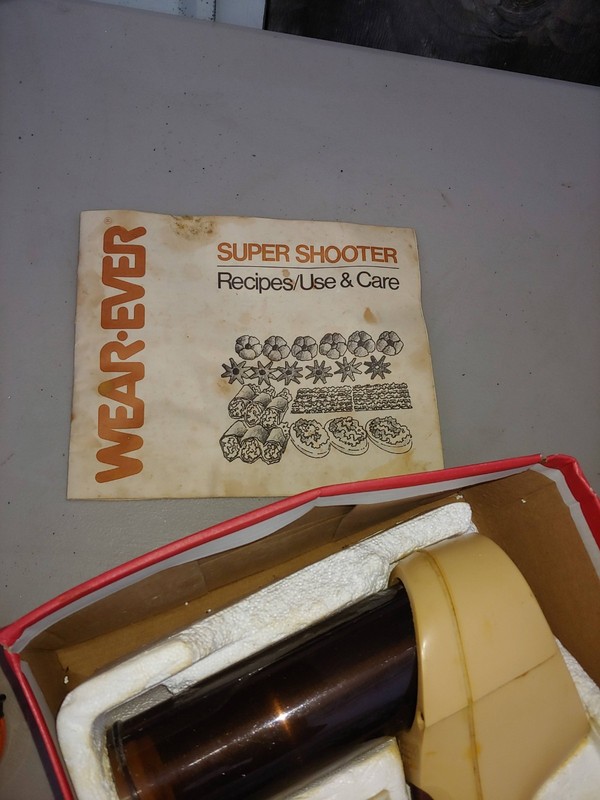 Wear-Ever 70123 Super Shooter Electric Cookie Gun with Box And Metal Disc gallery