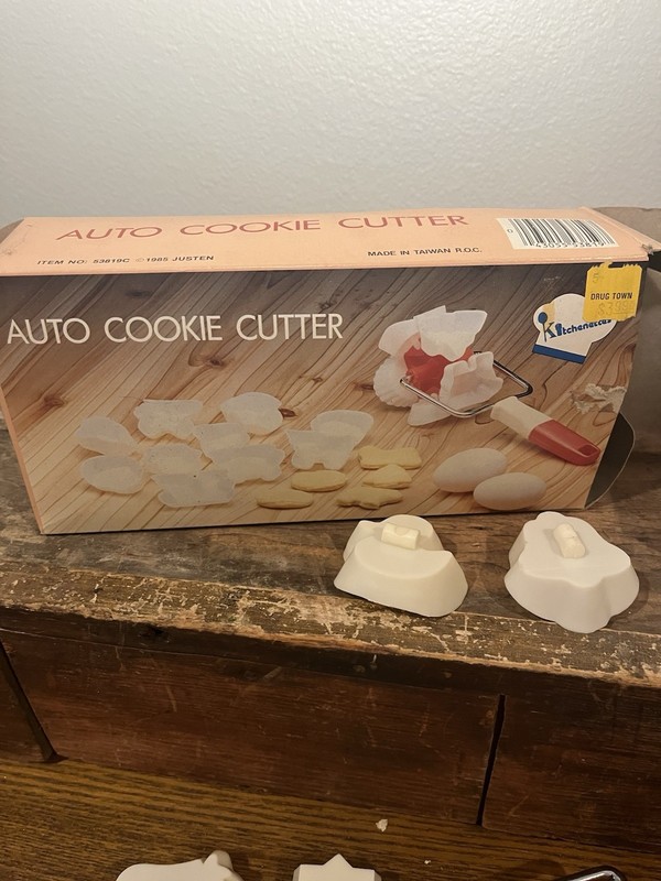 Kitchenettes Auto Cookie Cutter w/15 Cookie Molds 1985 Item No. 53819C gallery