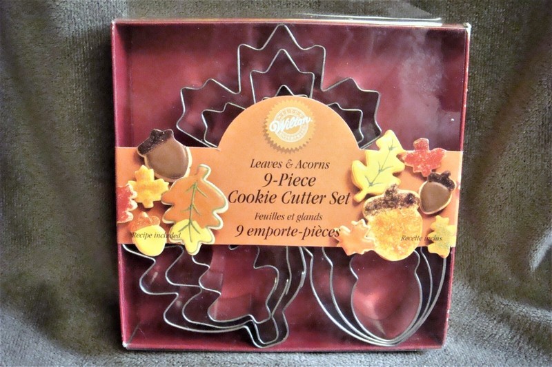 New WILTON 9 Pc OAK LEAF – MAPLE LEAF – ACORNS Metal Cookie Cutter Set – 1998