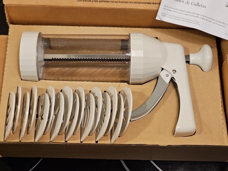 The Pampered Chef 1525 Spritz Cookie Press with 16 Discs Retired Original Box gallery