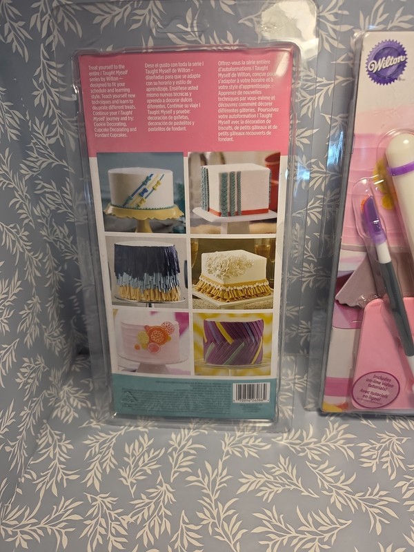 (2) Wilton"I Taught Myself To Decorate Cakes With Fondant" Book Set Fondant Cut gallery