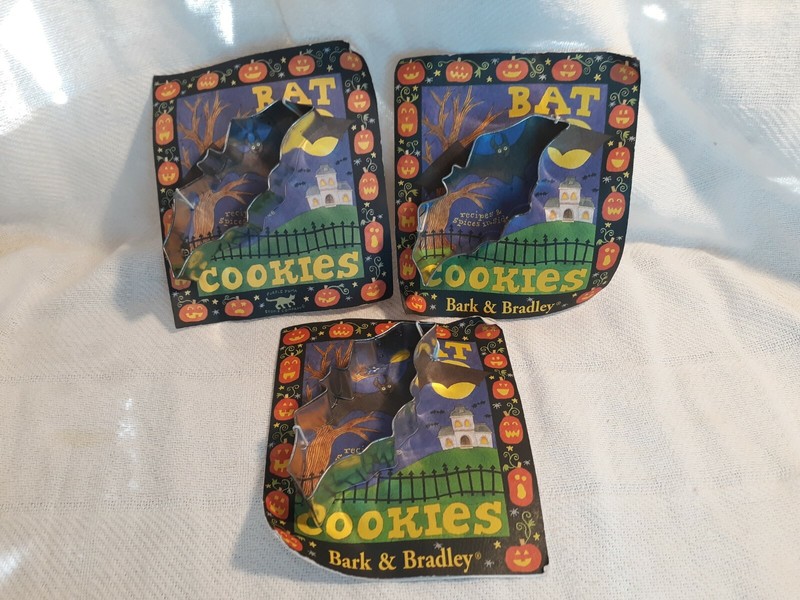 Flying Bat Cookie Cutter W/Cocoa & Sugar Cookie Recipe Made in USA 3.5 x 1" NEW gallery