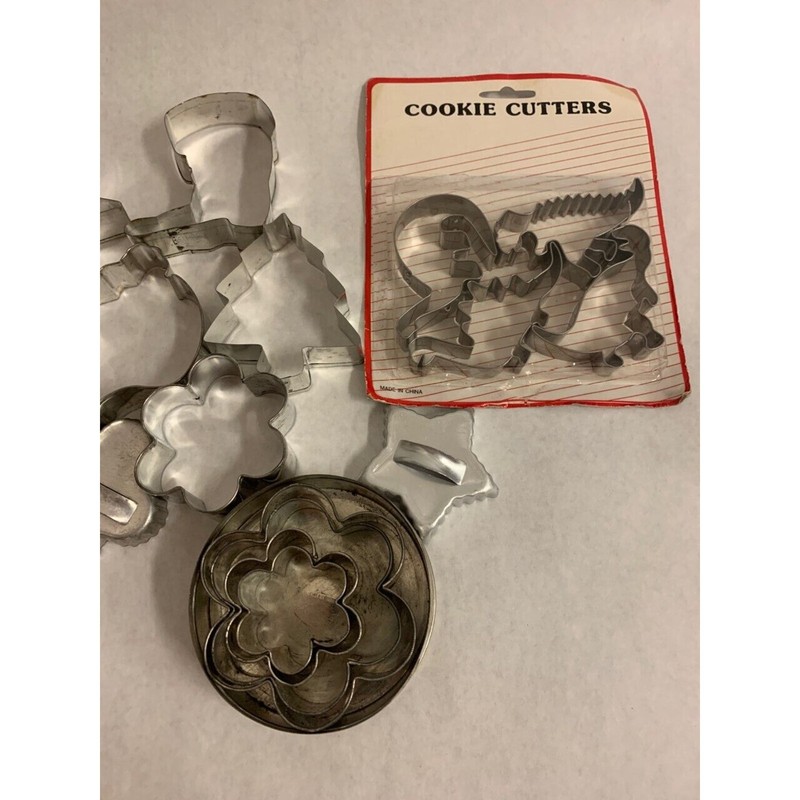 Huge Lot of VINTAGE TIN BAKING CUPS TARTS COOKIE CUTTERS, HOLIDAY THEMED, Din... gallery