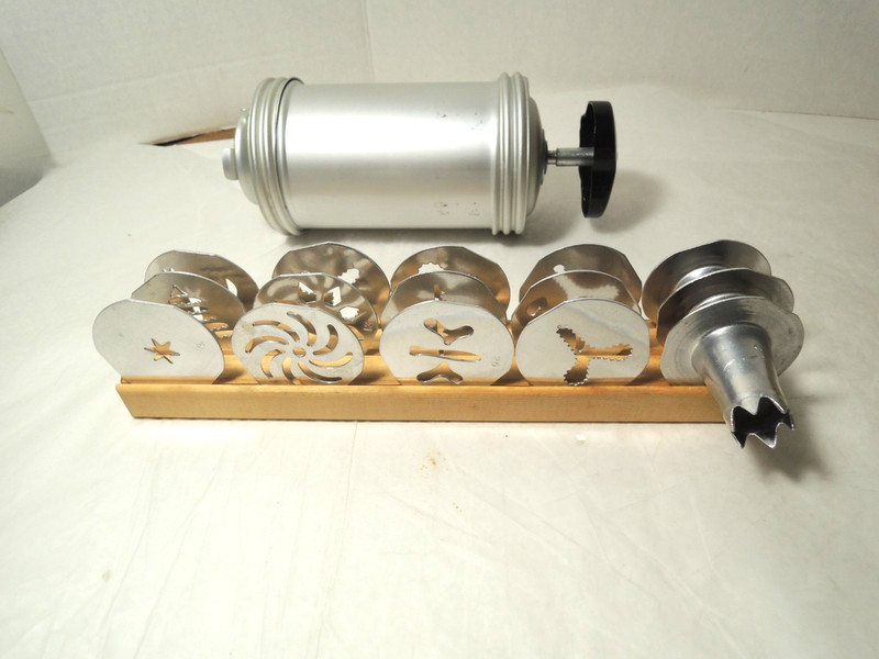 Mirro 3 Inch Cookie Press 12 Disks 3 Tips + Wooden Disc Holder gallery