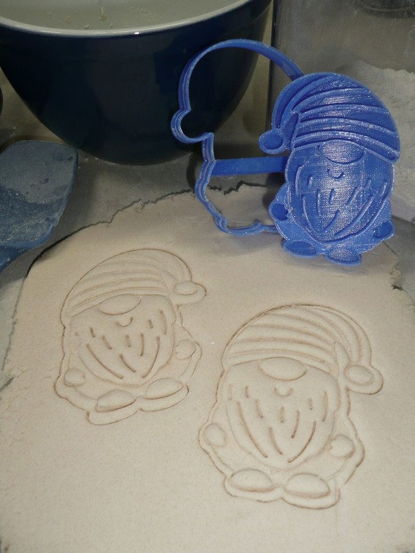 GARDEN GNOME STYLE 1 SET OF 2 COOKIE CUTTER AND DETAILED STAMP USA PR1619 gallery