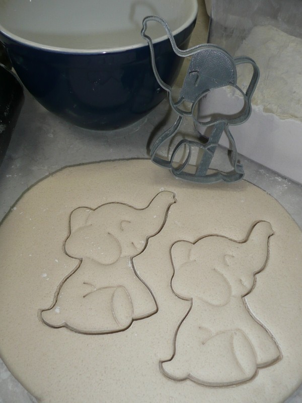 ELEPHANT SITTING WITH WAVING TRUNK SIDE VIEW DETAILED COOKIE CUTTER USA PR5090 gallery