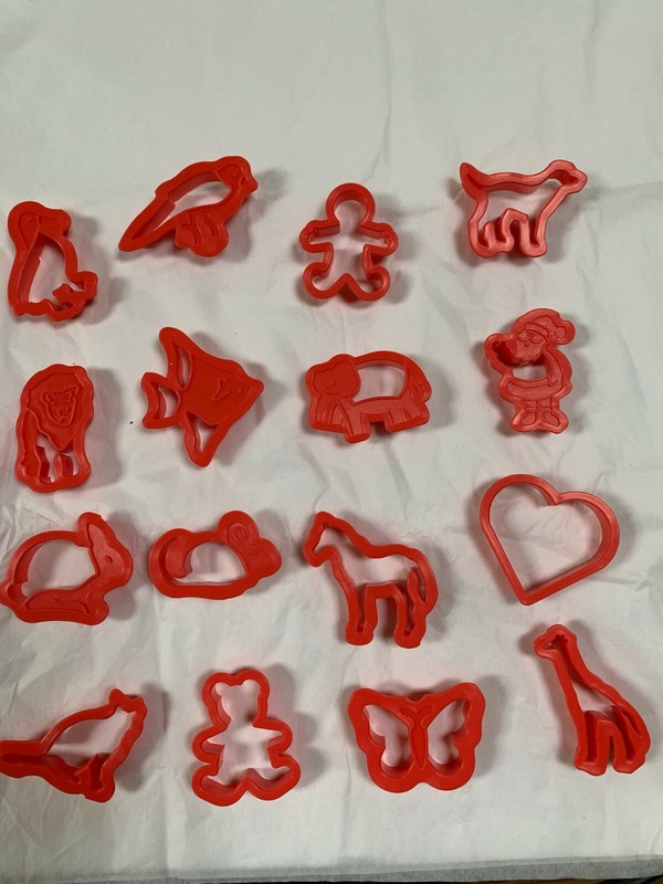 Roshco - Baker's Advantage - 96 Piece Cookie Cutter Set (2", 3" & 4") gallery