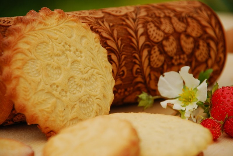 Embossed Dough Roller Rolling pin Strawberry Engraved Rolling Pin Textured Clay gallery