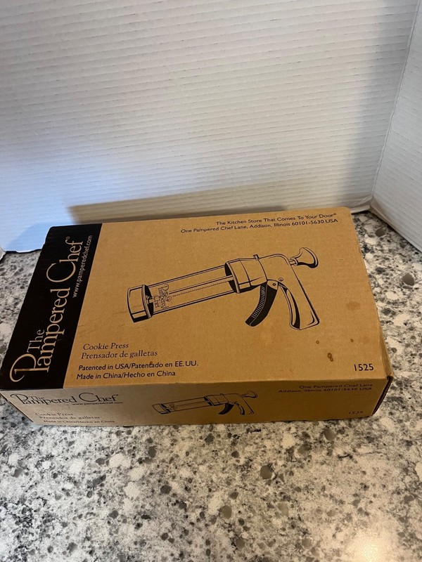 The Pampered Chef Cookie Press #1525 Complete In Box, Including Set Of 16 Molds