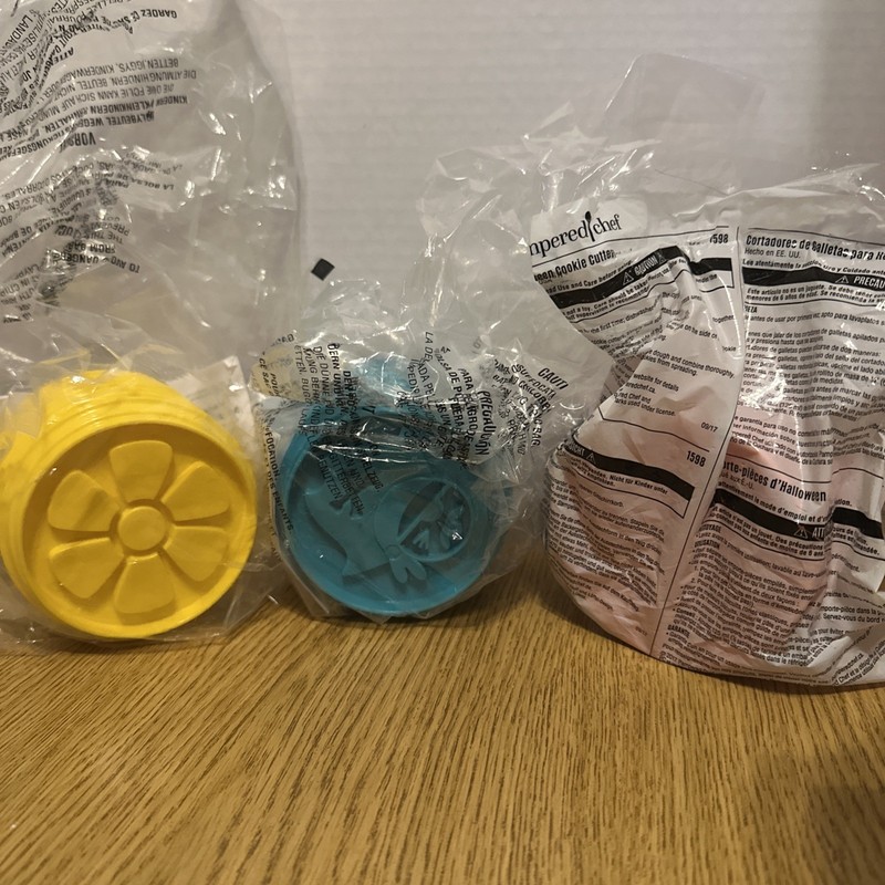 NEW SEALED PAMPERED CHEF Retired cookie cutters Halloween, Easter, Under the Sea gallery