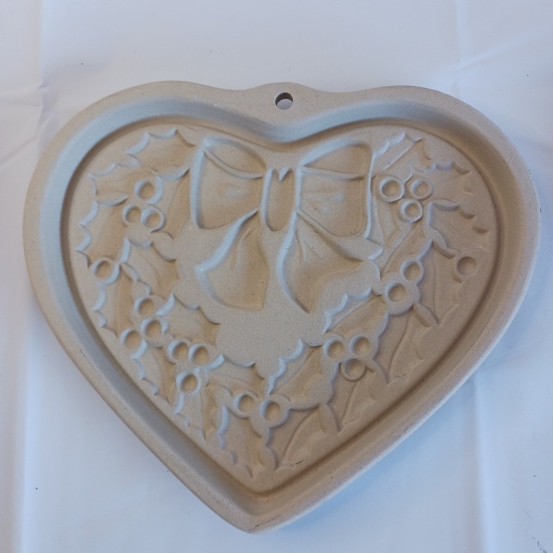 Two Pampered Chef Family Heritage Winter Wreath Welcome Home Heart Cookie Molds gallery