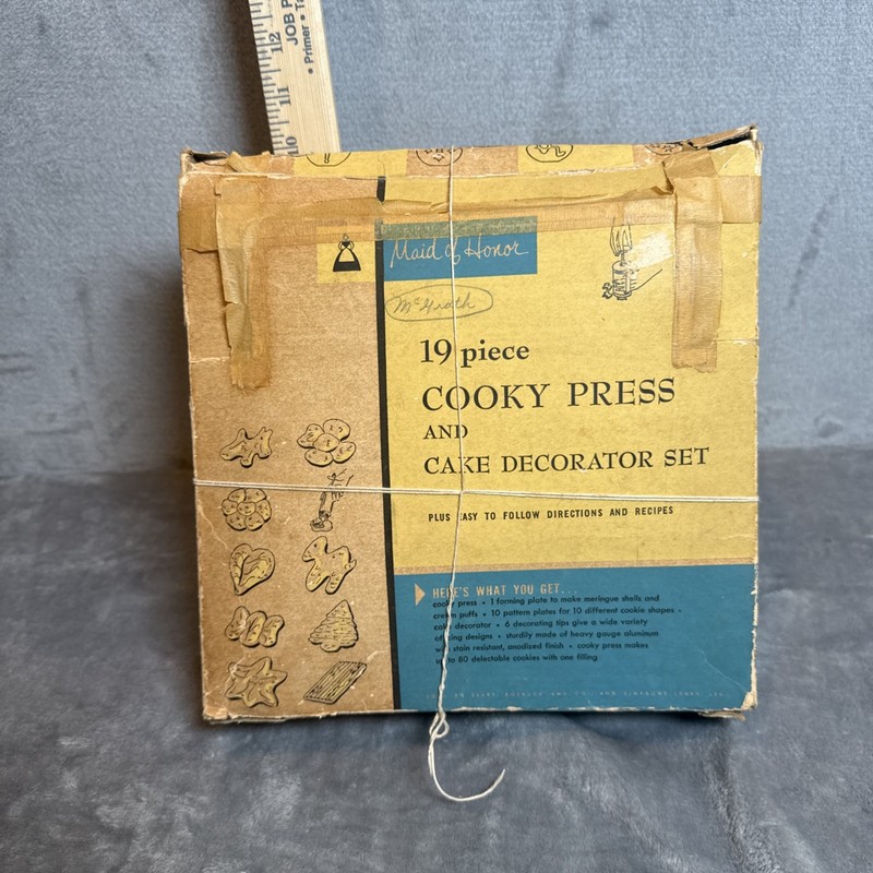 Vintage Maid of Honor 19 piece cooky press and cake decorator set Only 16 Pieces