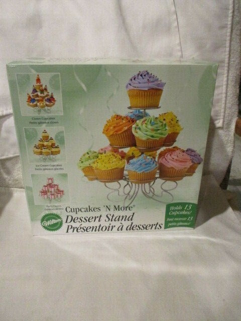WILTON Cupcakes “N’ More Cake Stand Holds 13 Cupcakes/Party Favors Easy Assemble