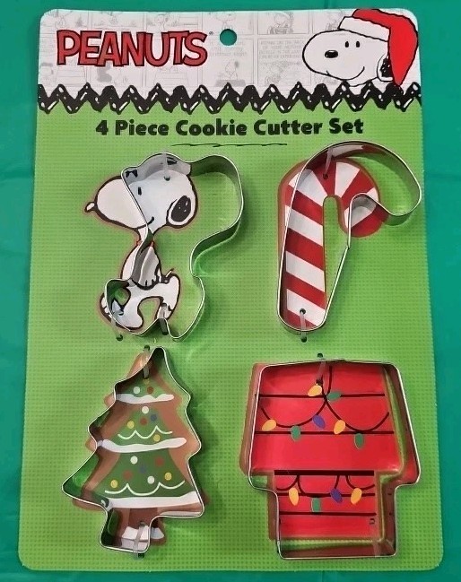 NEW Peanuts Snoopy Cookie Cutter Set Christmas Holiday Seasonal Theme 4 pcs NIP
