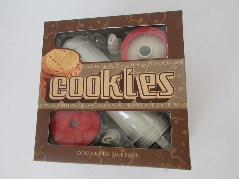 Top That Publishing Cookie Decorating Kit and HC Book & Recipes New