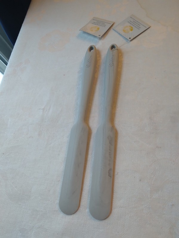 New With Tags 2 Wilton Silicone Icing Spatulas Gray Swirl Color 11″Long