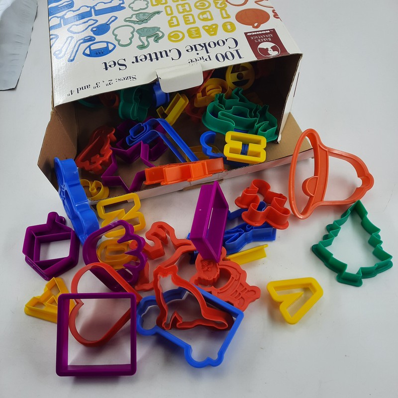 Roshco 100 Piece Cookie Cutter Set Bakers Advantage 2, 3 & 4 Inches, Dino, Stars gallery