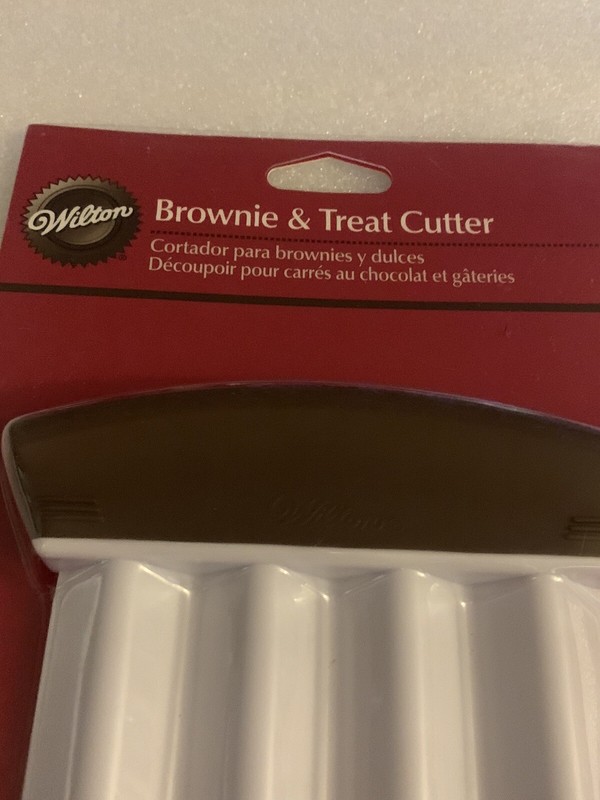 Wilton Brownie & Treat Cutter Zig Zag Edge NEW Sandwich Cutter New A3 gallery