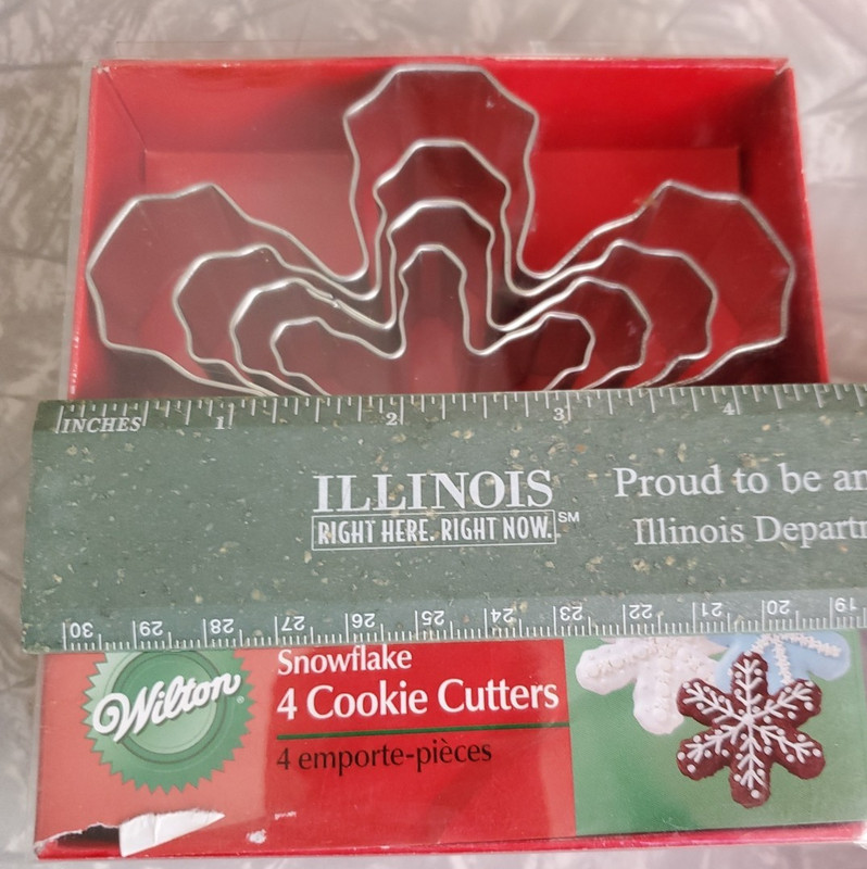 4 Wilton Christmas Snowflake Cookie Cutters New In Box Different Sizes nesting gallery