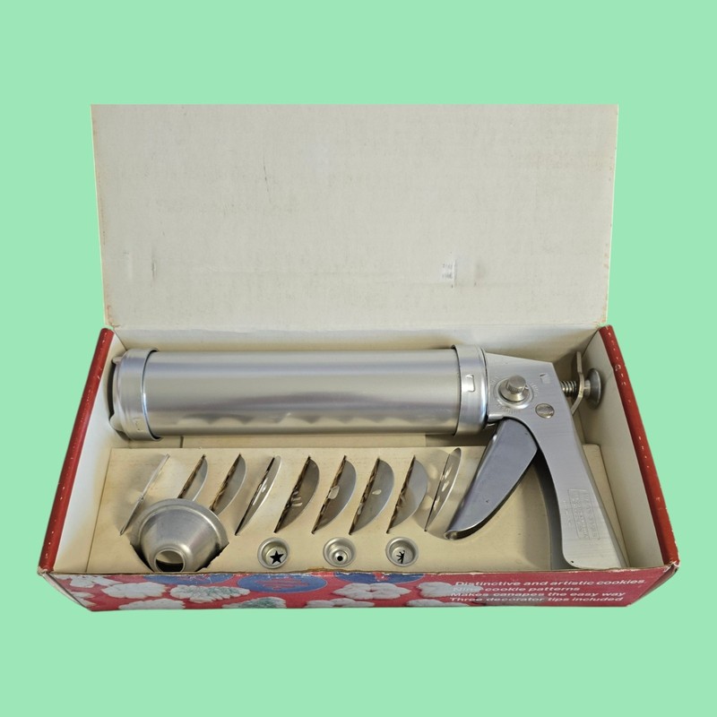 Vintage Wear-Ever Cookie Gun & Pastry Decorator 3365 COMPLETE SET Made in Japan gallery