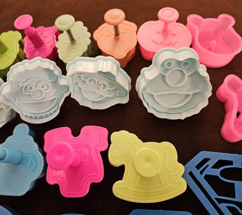 PLUNGER COOKIE/FONDANT CUTTER LOT *FRUIT *BABY *HALLOWEEN/FALL *SUPERHERO *NEW gallery