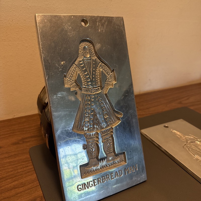 Virginia Metal crafters Colonial Williamsburg Cast Aluminum Gingerbread Pair gallery