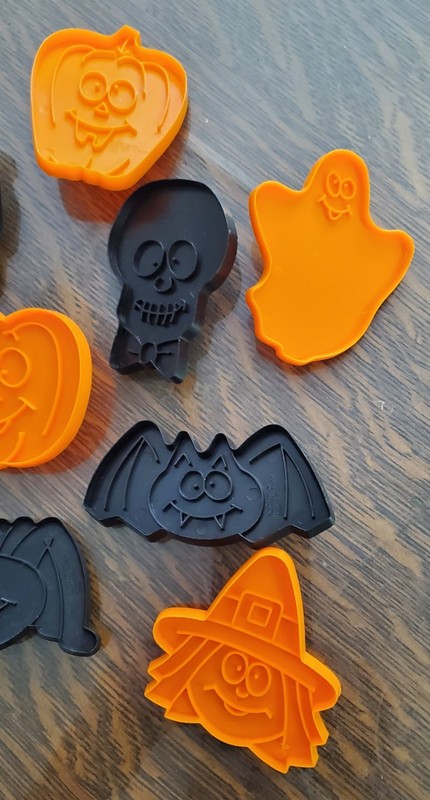 Wilton 1993 Halloween Cookie Cutters Set / 10 Vintage Orange Black Plastic 3” gallery
