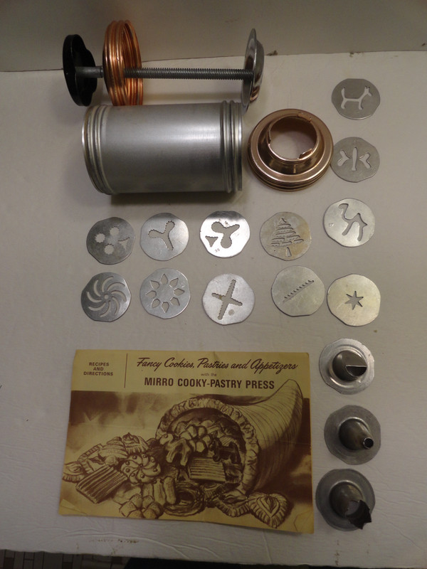 VINTAGE MIRRO ALUMINUM COOKIE PRESS 12 discs 3 tips recipe booklet black knob gallery