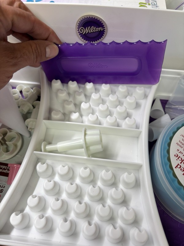 Wilton Decorator Preferred Decorating Set Tool Caddy with lots of extras gallery