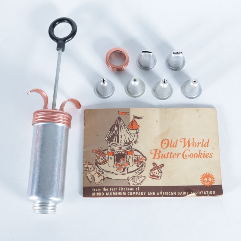 Mirro Decorator with 6 Tips and Recipe Book