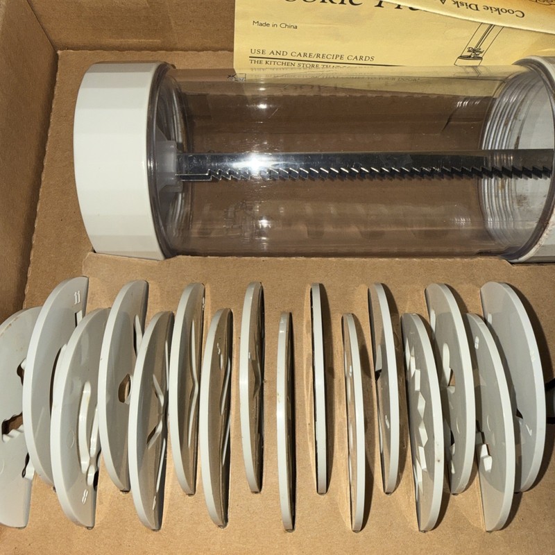 Pampered Chef Cookie Press 1525 16 Disks Designs Spritz Cookies New in Box WHITE gallery