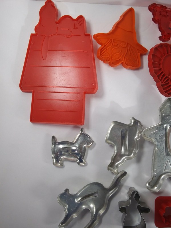 Vtg Lot 18 Cookie Cutters Holidays ~ Christmas Halloween Clown Thanksgiving B8 gallery
