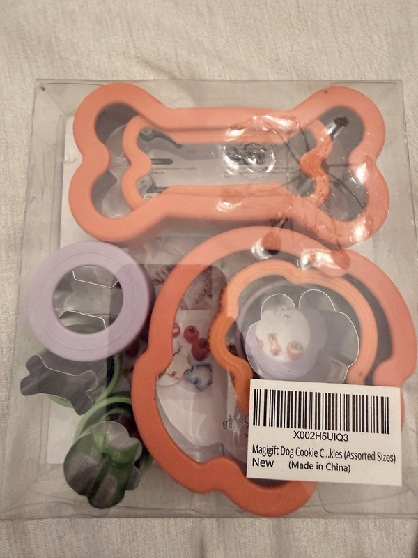 Brand New Magigift Dog Sandwich and Cookie Cutter Bone Paws Dog Cat Shapes