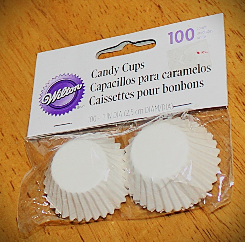 Wilton ~ 100 count WHITE PAPER CANDY CUPS #1912-1243 – 1 Inch Diameter – New