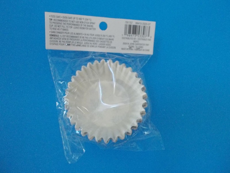 NEW MAKERY 3 Sets of 24 Pieces White w/ Silver Snowflake Baking Cups Muffins gallery