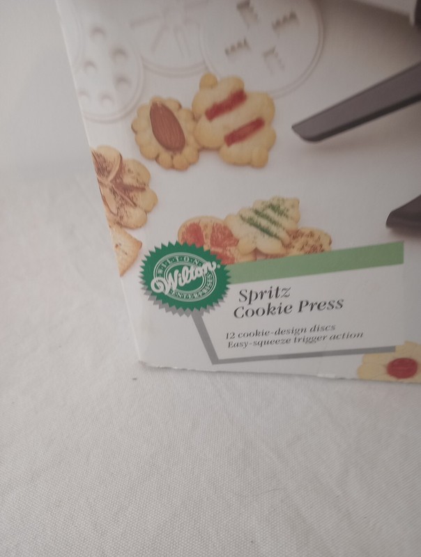 Vintage WILTON SPRITZ COOKIE PRESS WITH 12 DIFFERENT COOKIE DESIGN DISCS gallery