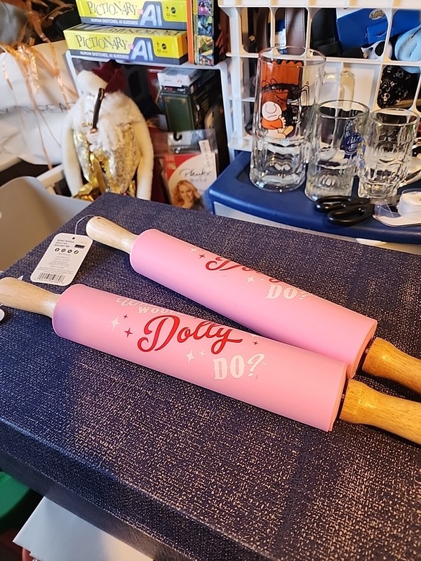 DOLLY PARTON “WHAT WOULD DOLLY DO?” PINK SILICONE ROLLING PIN-BRAND NEW W/TAGS