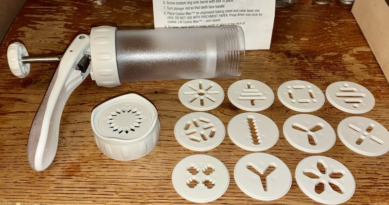 Wilton Cookie Max Cookie Press Ergonomic Pump Action 12 Discs White w/Instruct.