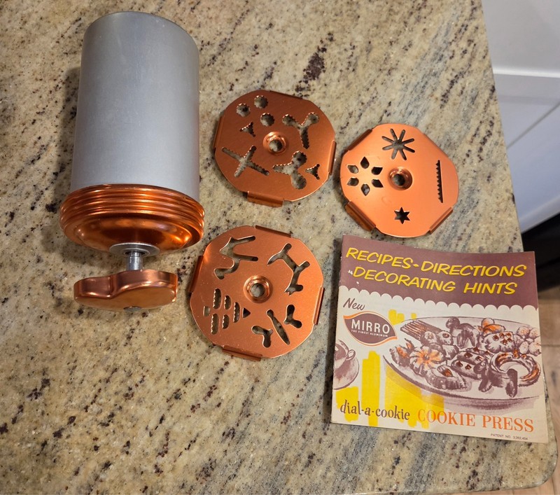 Vintage Mirro Dial-A-Cookie Aluminum Crank Cookie Press 3 Disc & Book 1960’s
