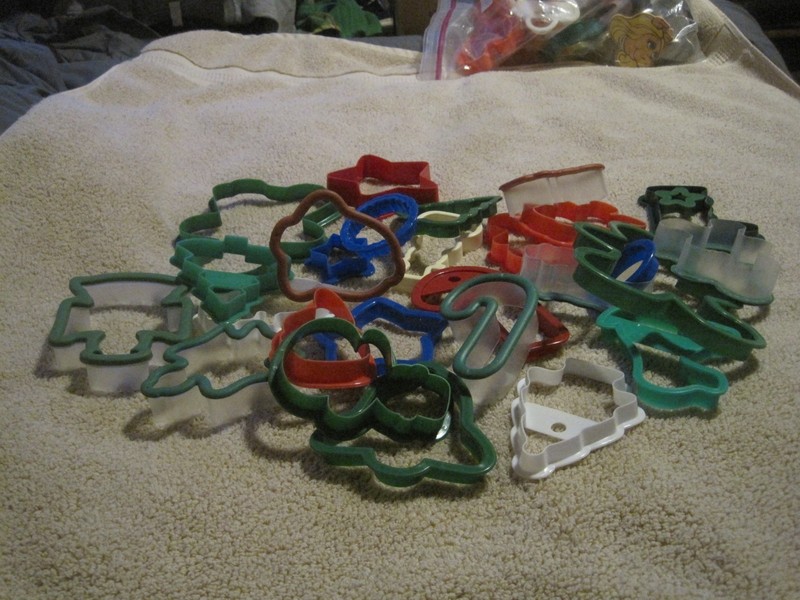 Lot Of 25 Comfort Grip Cookie Cutters All Occasions 1" To 6.5" gallery