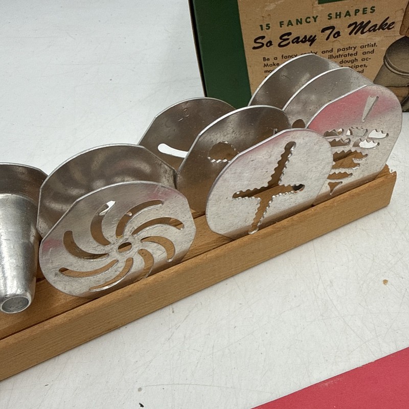 Vtg Mirro 311 Aluminum Cookie/Pastry Press 8 Plates 3 Tips Orig. Recipe Booklet gallery