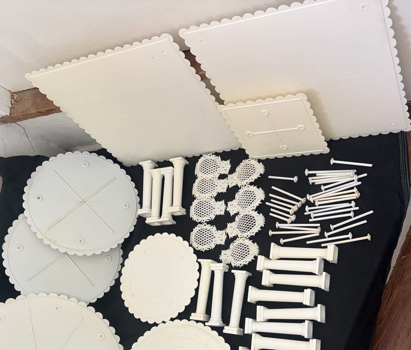 Lot of WILTON Tier Cake: 5 Circles, 3 Squares, 19 Pillars, 30 Separators +++ gallery